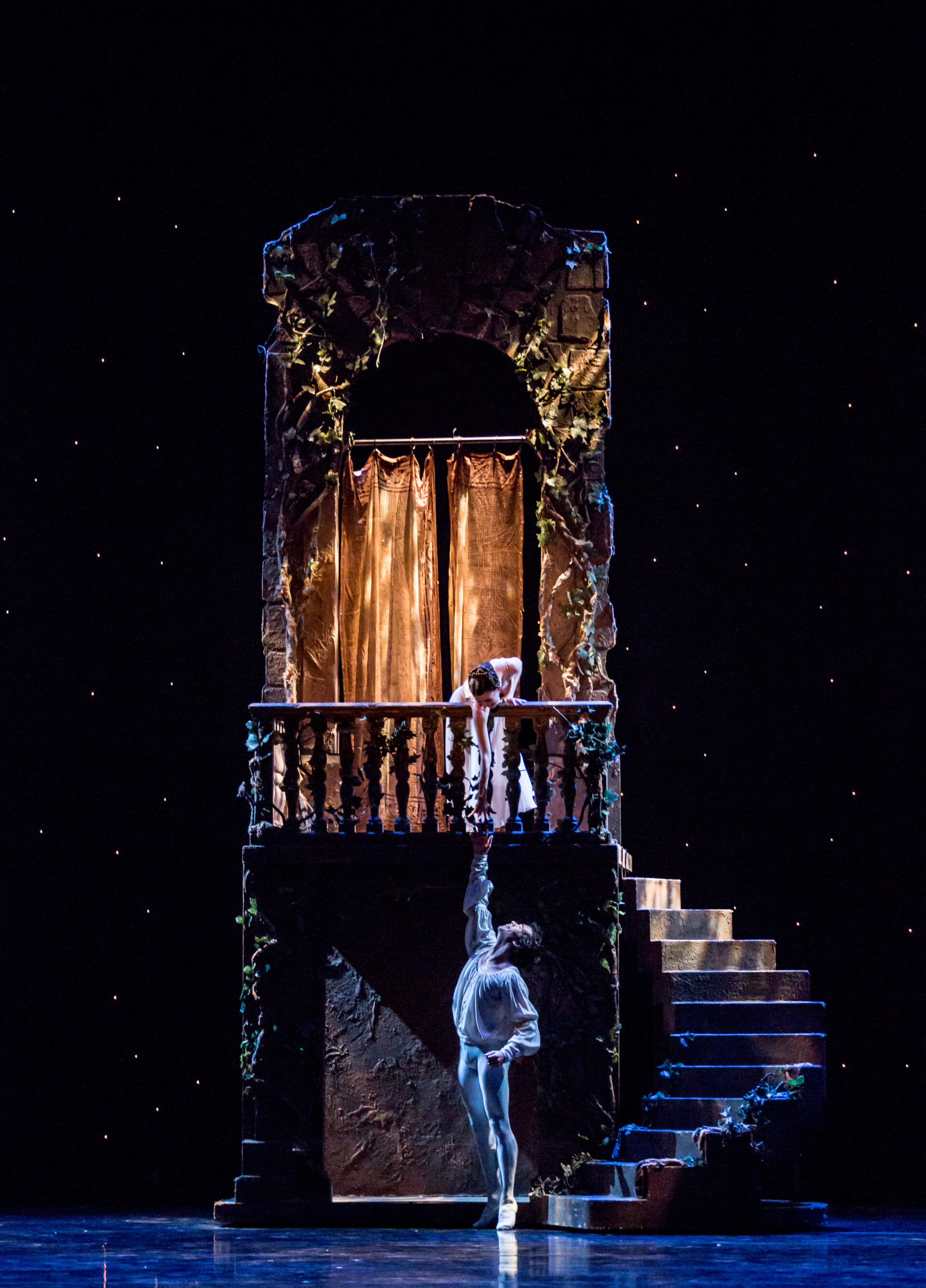 BalletMet dancers on stage in Romeo & Juliet.